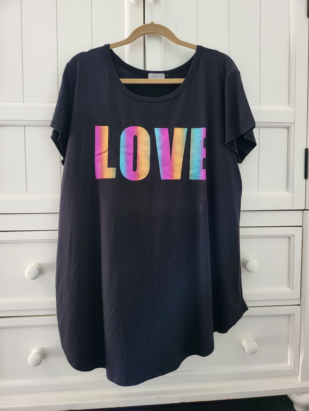 Free Kisses Women's 2X Black Short-Sleeve Tee with Rainbow 'LOVE' Graphic